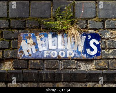 Panneau antique bleu rouille et émail blanc pour la nourriture de Mellin sur un mur extérieur de la rue Torrens. Londres. Banque D'Images