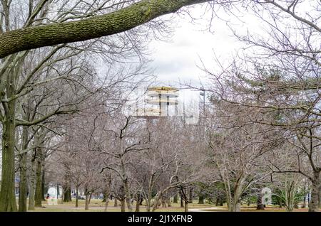 Tours d'observation du pavillon de l'État de New York avec beaucoup d'arbres et de branches en avant, Flushing-Meadows-Park, New York City pendant l'hiver couvert d Banque D'Images