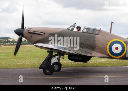 DUXFORD, CAMBRIDGESHIRE, Royaume-Uni - 13 JUILLET 2014: WW2 Hawker Hurricane (RAF) réalise un affichage de combat de chiens et un survol rapide de l'aérodrome de Duxford. Banque D'Images