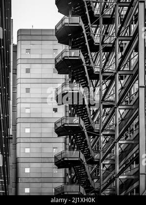 Escaliers extérieurs contemporains en métal noir de Exchange House, Londres. ROYAUME-UNI. Banque D'Images