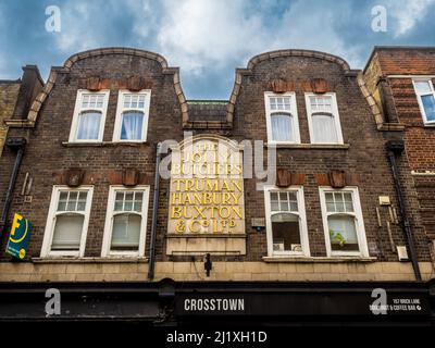 Le Jolly Butchers Truman Hanbury Buxton and Co Ltd. A sculpté une enseigne sur un bâtiment de Brick Lane. Londres Banque D'Images