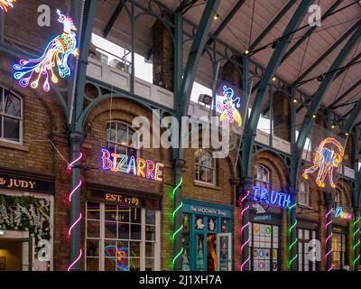 Installation d'œuvres d'art au néon par Chila Burman à Covent Garden, Londres. Banque D'Images