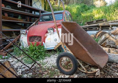 Voiture ancienne et ancienne citroën 2CV et moto de France Banque D'Images