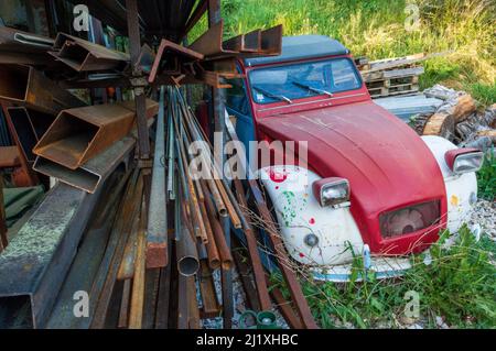 Voiture ancienne et ancienne citroën 2CV et moto de France Banque D'Images