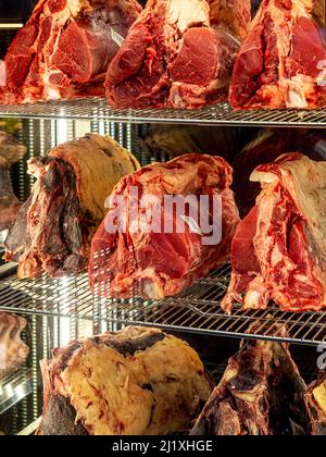 Des coupes de bœuf sont exposées dans une fenêtre du restaurant britannique. Banque D'Images