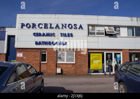 EXETER, DEVON, Royaume-Uni - 21 SEPTEMBRE 2021 PORCELANOSA Tile shop, Trusham Road sur Marsh Barton trading Estate Banque D'Images