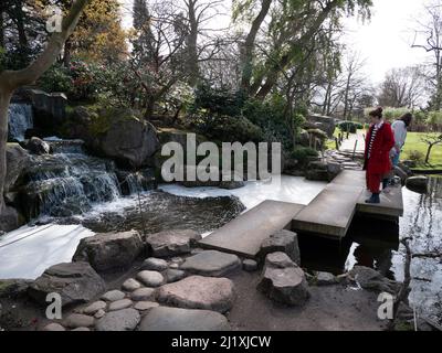 Cascade dans le jardin japonais Kyoto à Holland Park et jardin Londres dans le quartier royal de Kensington et Chelsea Banque D'Images