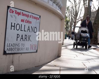 Panneau Holland Park Road au croisement avec Abbotsbury Road , avec des piétons, Londres dans le quartier royal de Kensington et Chelsea Banque D'Images