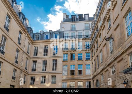 Paris, petite place avec de beaux bâtiments dans le centre historique Banque D'Images