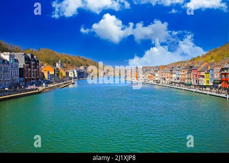 Dinatn, Belgique - Mars 9. 2022: Vue panoramique sur la meuse avec vieux village idyllique, ciel bleu, nuages moelleux Banque D'Images