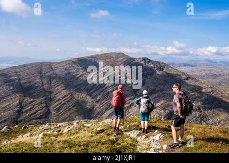 Randonneurs regardant Rhinog Fawr de Rhinog Fach dans la chaîne de Rhinogs dans le sud du parc national de Snowdonia. Nantcol, Gwynedd, nord du pays de Galles, Royaume-Uni, Grande-Bretagne Banque D'Images