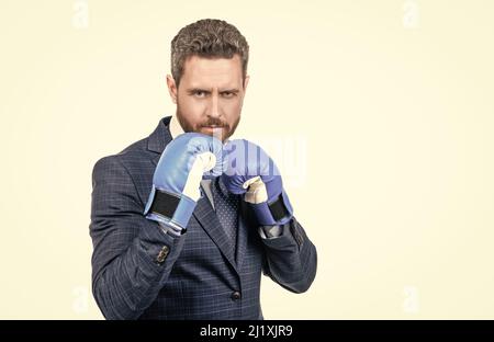 Continuez à vous battre.Boss porter des gants de boxe.Debout en position de combat.Rivalité des entreprises Banque D'Images