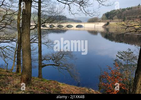 Ashopton Viaduct over Ladybower Reservoir dans le Dark Peak of the Peak District, Derbyshire, Royaume-Uni Banque D'Images