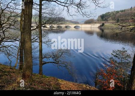 Ashopton Viaduct over Ladybower Reservoir dans le Dark Peak of the Peak District, Derbyshire, Royaume-Uni Banque D'Images