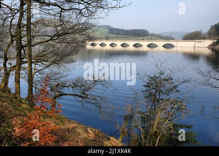 Ashopton Viaduct over Ladybower Reservoir dans le Dark Peak of the Peak District, Derbyshire, Royaume-Uni Banque D'Images