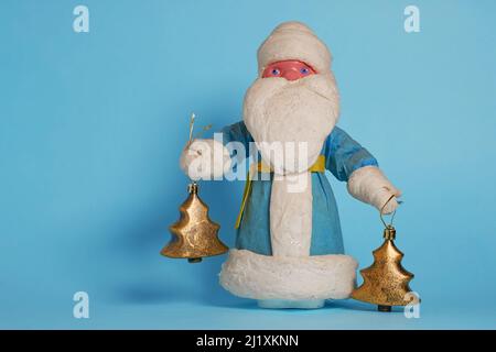 Jouet russe Ded Moroz tient des jouets d'arbre de Noël dans ses mains Banque D'Images