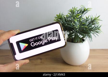 KONSKIE, POLOGNE - 26 mars 2022: Texte Get IT on Google Play affiché sur téléphone mobile Banque D'Images