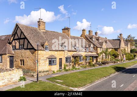 Une rangée de vieilles maisons de pierre dans la rue High dans le village Cotswold de Broadway, Worcestershire, Angleterre Royaume-Uni Banque D'Images