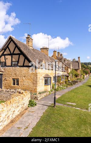 Une rangée de vieilles maisons de pierre dans la rue High dans le village Cotswold de Broadway, Worcestershire, Angleterre Royaume-Uni Banque D'Images