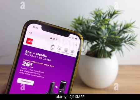 KONSKIE, POLOGNE - 26 mars 2022: sfr.fr site web affiché sur téléphone mobile Banque D'Images