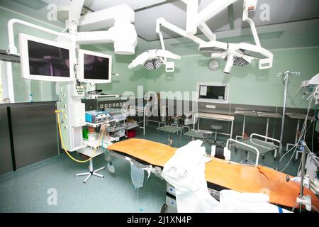 Équipement et dispositifs médicaux dans une salle d'opération moderne Banque D'Images