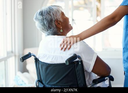 Vous voulez sortir. Portrait court d'une femme âgée attrayante et de son infirmière féminine dans la maison de la vieillesse. Banque D'Images