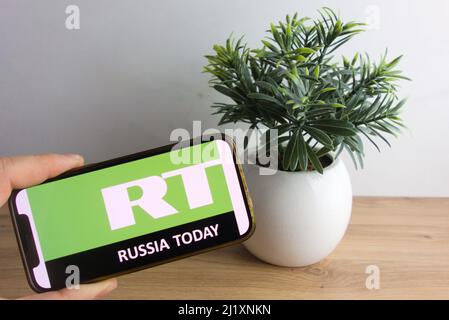 KONSKIE, POLOGNE - 26 mars 2022 : logo Russia Today (RT) affiché sur le téléphone mobile Banque D'Images
