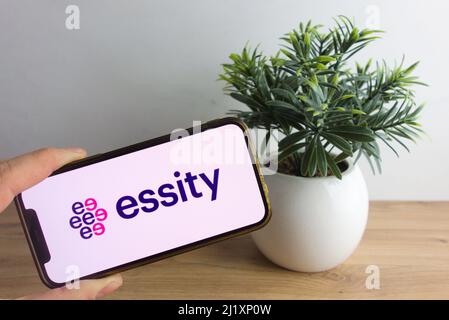 KONSKIE, POLOGNE - 26 mars 2022 : logo de la société Essity affiché sur le téléphone mobile Banque D'Images