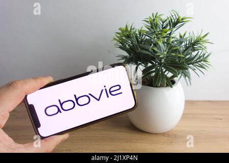 KONSKIE, POLOGNE - 26 mars 2022 : logo de la société biopharmaceutique AbbVie affiché sur le téléphone portable Banque D'Images