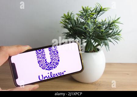 KONSKIE, POLOGNE - 26 mars 2022 : logo de la société Unilever affiché sur le téléphone portable Banque D'Images