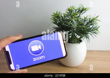 KONSKIE, POLOGNE - 26 mars 2022 : logo de la plate-forme en ligne Zoom affiché sur le téléphone mobile Banque D'Images