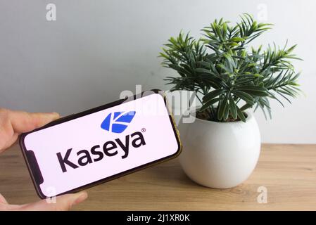 KONSKIE, POLOGNE - 26 mars 2022 : logo de la société de gestion de la sécurité Kaseya Limited affiché sur le téléphone mobile Banque D'Images