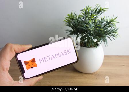 KONSKIE, POLOGNE - 26 mars 2022 : logo du portefeuille de crypto-monnaies MetaMask affiché sur le téléphone portable Banque D'Images