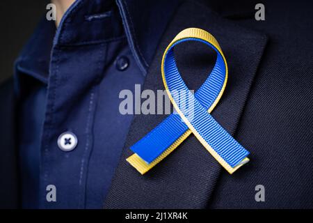 Ruban bleu et jaune pour l'Ukraine sur le revers de costume Banque D'Images