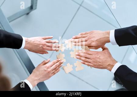 des gens d'affaires qui relient des pièces de puzzle. gros plan. Banque D'Images
