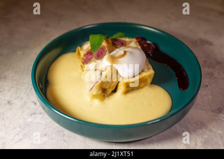 un rouleau de crêpes sur une belle assiette ronde Banque D'Images