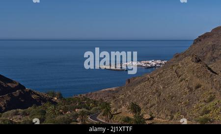 Belle vue sur la côte ouest de l'île Gran Canaria, îles Canaries, Espagne avec petit village de pêcheurs Puerto de las Nieves, partie d'Agaete. Banque D'Images