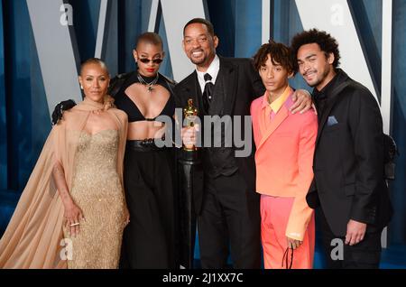 27th mars 2022, Los Angeles, États-Unis. Will Smith avec ses fils Trey Smith et Jaden Smith, fille Willow Smith et femme Jada Pinkett Smith assistant à la Vanity Fair Oscar Party 2022, Wallis Annenberg Centre for the Performing Arts, Los Angeles. Crédit : Doug Peters/EMPICS/Alamy Live News Banque D'Images