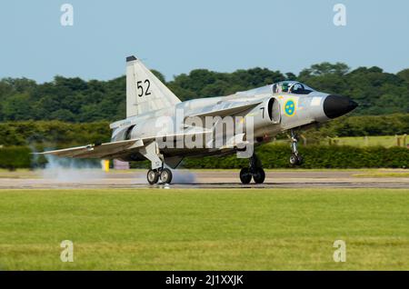 L'avion de chasse et l'avion d'attaque classique de Saab Viggen ont été conservés avec le vol historique de l'Armée de l'air suédoise, à l'atterrissage au RAF Waddington Airshow. Vintage Banque D'Images