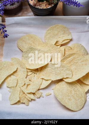 chips de pomme de terre sur le papier de soie blanc Banque D'Images