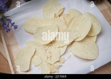 chips de pomme de terre sur le papier de soie blanc Banque D'Images