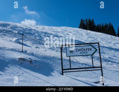 Sentier de randonnée sur le Zwölferhorn. Panneau en métal blanc avec flèche directionnelle. Sankt Gilgen, haute-Autriche Banque D'Images