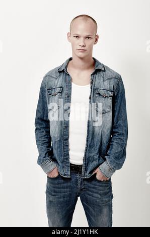 Éventail de denim. Studio portrait d'un beau jeune homme modèle. Banque D'Images