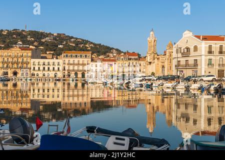 Panorama du canal de Peyrade et du palais consulaire de Sète, le matin du printemps, à Hérault, Occitanie, France Banque D'Images