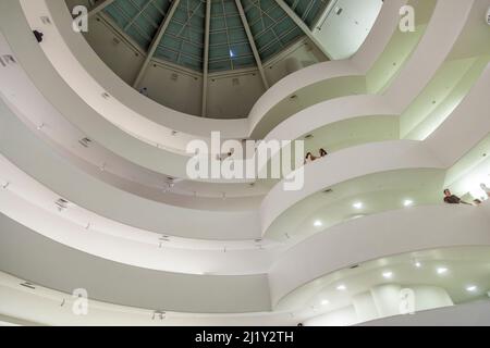 New York, Etats-Unis - 17 juillet 2010: : À l'intérieur du célèbre musée Guggenheim avec la construction tortueuse dans l'après-midi, New York, Etats-Unis Banque D'Images