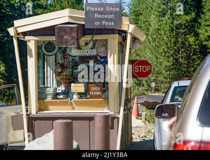 Yosemite, États-Unis - 22 juillet 2008 : entrée du parc Yosemite avec poste de péage et garde-manger. Le permis est obligatoire pour l'entrée au parc. Banque D'Images