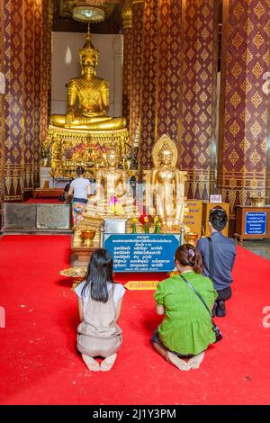 Ayutthaya, Thaïlande - 24 décembre 2009: Les gens prient au monastère Wat Na Phramane à Ajutthaya avec le célèbre Bouddha d'or. Banque D'Images