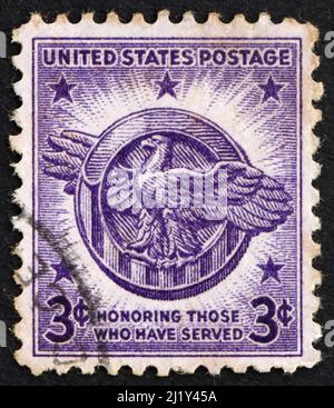 ÉTATS-UNIS D'AMÉRIQUE - VERS 1946: Un timbre imprimé aux États-Unis d'Amérique montre l'aigle américain, l'emblème de décharge honorable, l'honneur à tous Banque D'Images