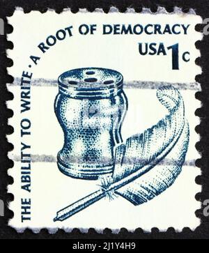 ÉTATS-UNIS D'AMÉRIQUE - VERS 1975: Un timbre imprimé aux États-Unis montre Inkwell et Quill, vers 1975 Banque D'Images