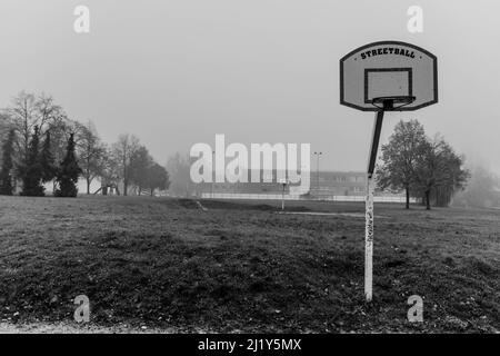 Panier de basket-ball abandonné Banque D'Images